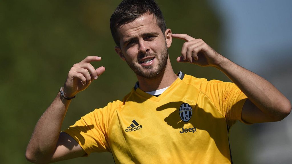 Pjanic è fra le carte FUT Ones to Watch